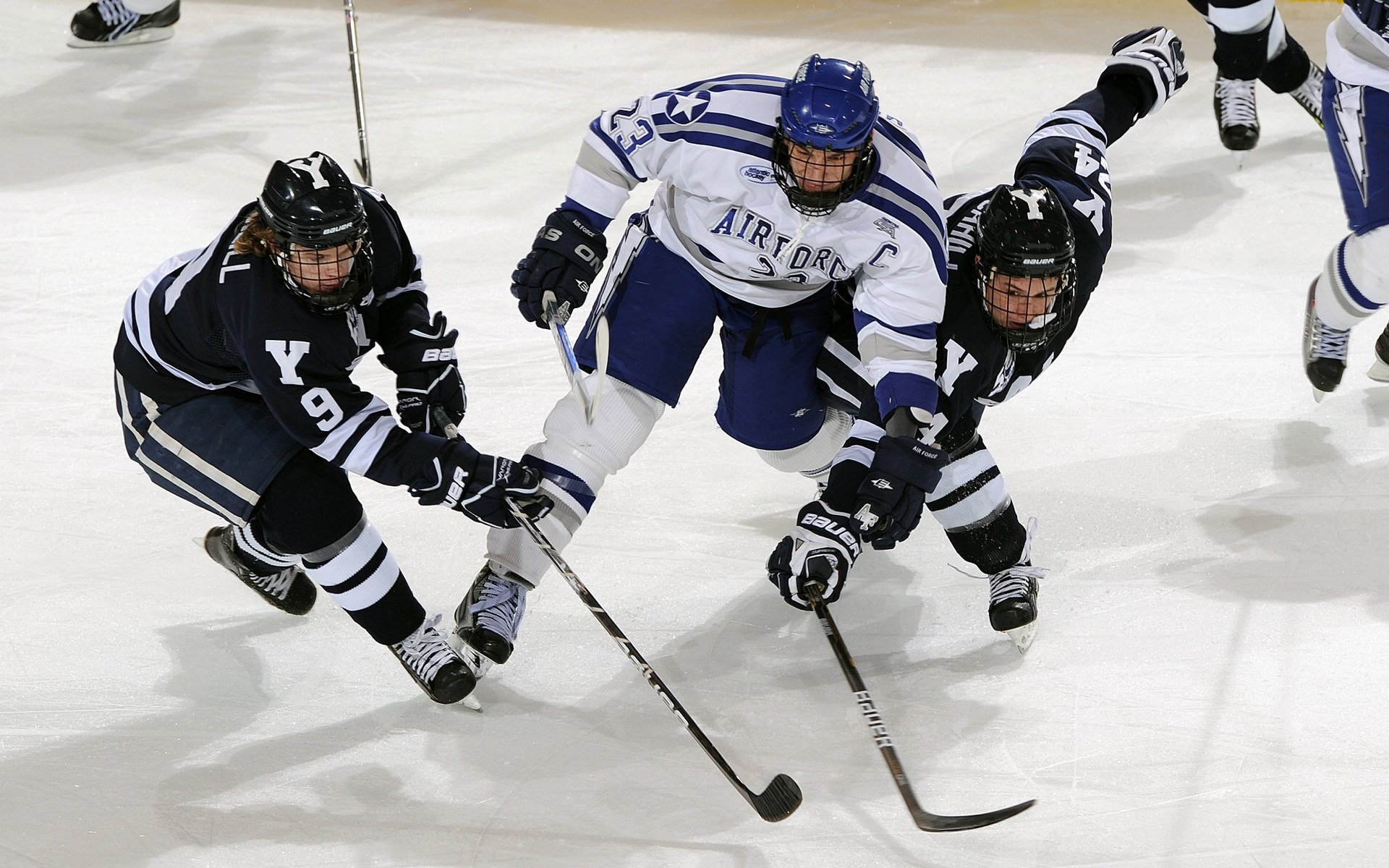 “青训教练员国产化，培育本土专业教练队伍”，青训球员的定义